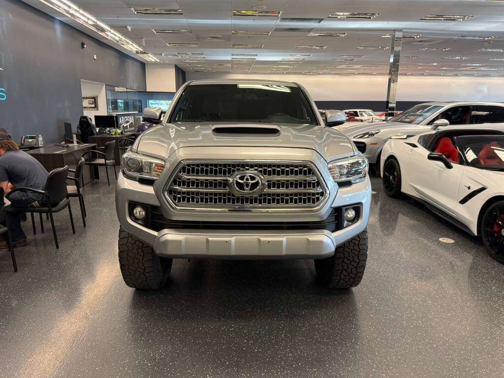 Used 2017 Toyota Tacoma TRD Sport w/ Tow Package image 3