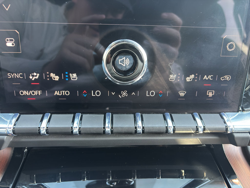 Used 2025 GMC Yukon XL Denali AWD/4WD image 24
