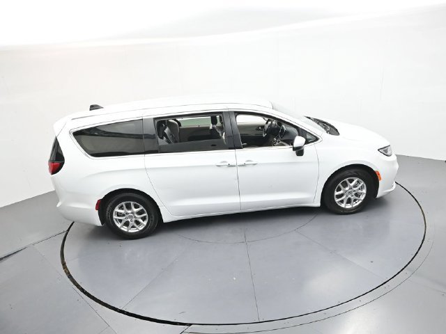 Used 2023 Chrysler Pacifica Touring-L FWD image 41