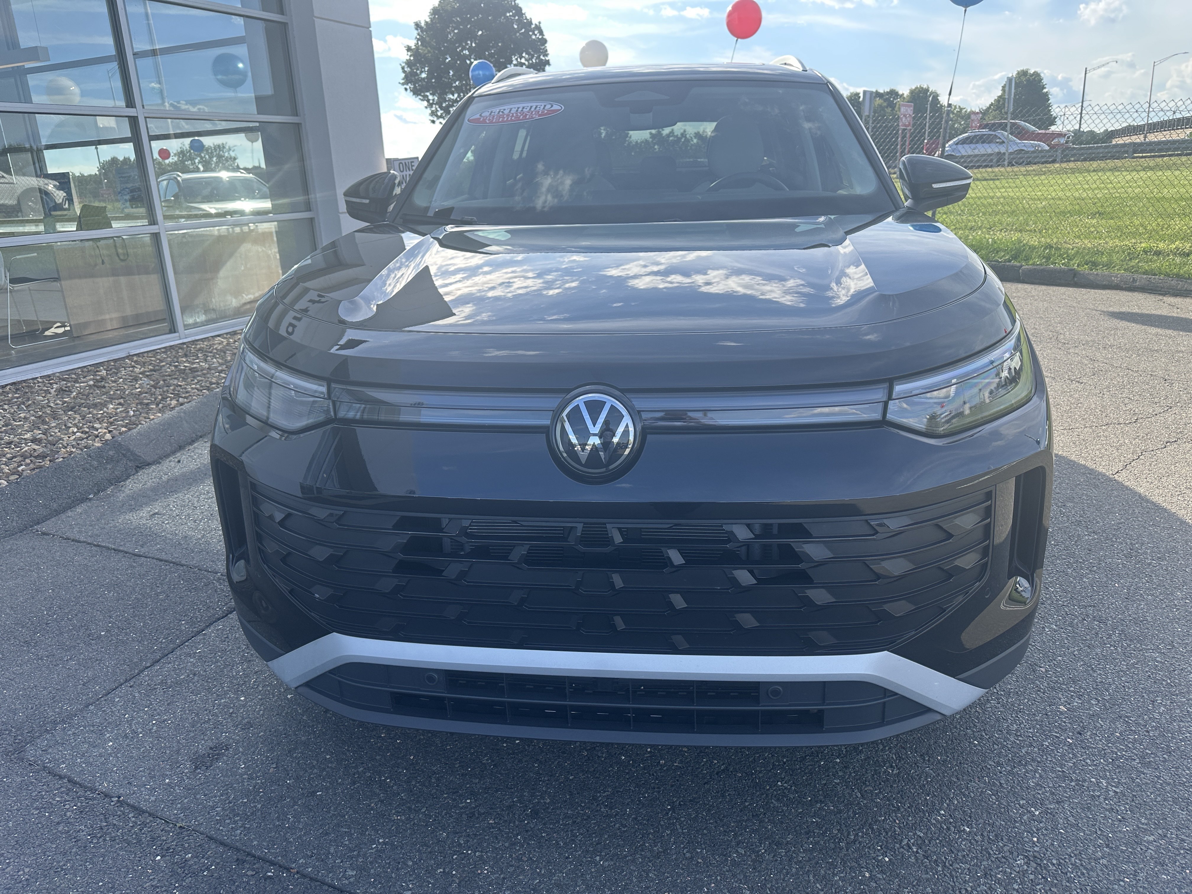 Certified 2025 Volkswagen Tiguan SE w/ Panoramic Sunroof Package AWD/4WD image 5