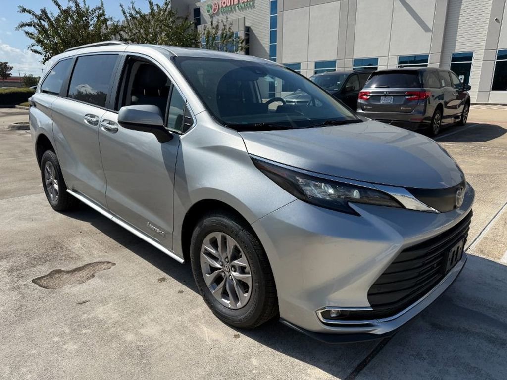 Used 2024 Toyota Sienna XLE image 1