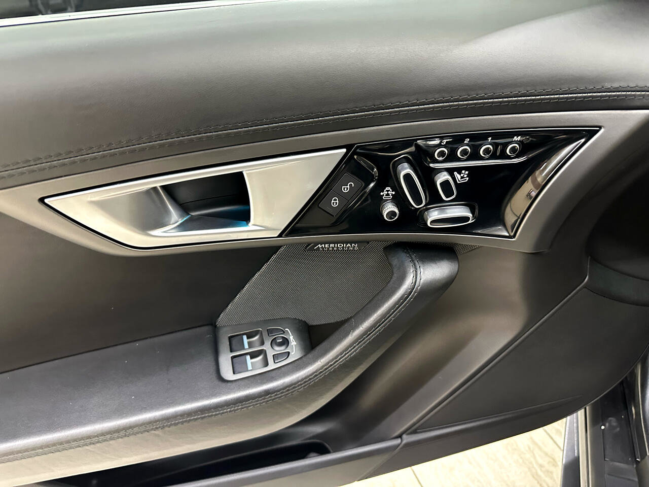 Used 2016 Jaguar F-TYPE R image 15