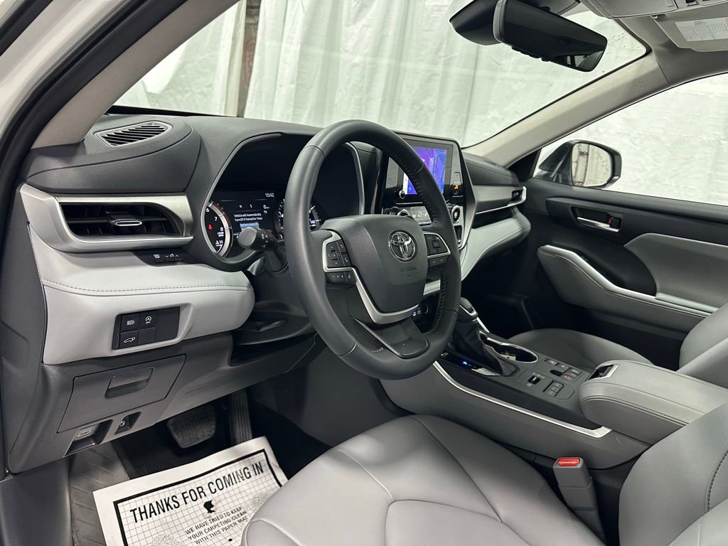 Used 2025 Toyota Highlander XLE image 15
