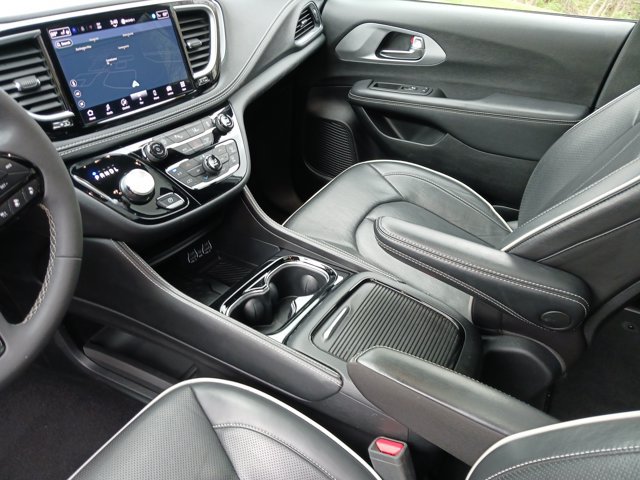 Used 2025 Chrysler Pacifica Limited FWD image 26