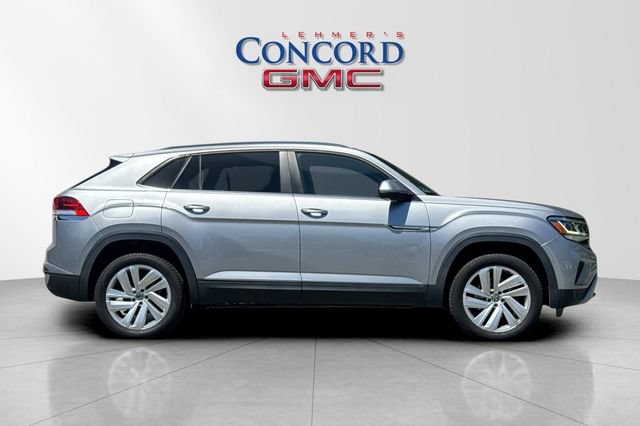 Used 2020 Volkswagen Atlas Cross Sport SE w/ Panoramic Sunroof Package FWD image 3