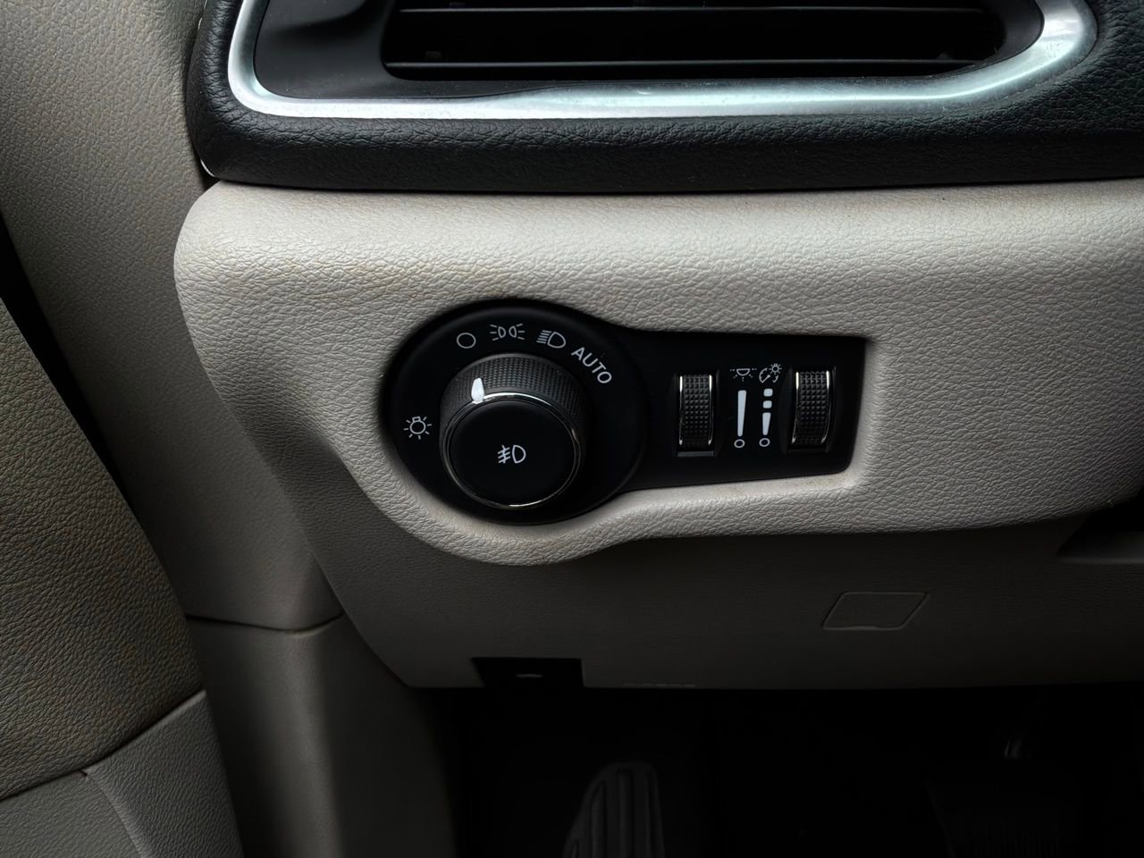 Used 2022 Chrysler Pacifica Limited FWD image 28
