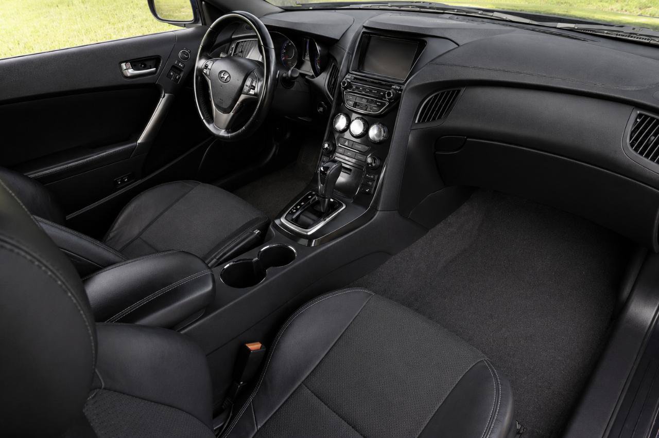 Used 2016 Hyundai Genesis Coupe 3.8 RWD image 16