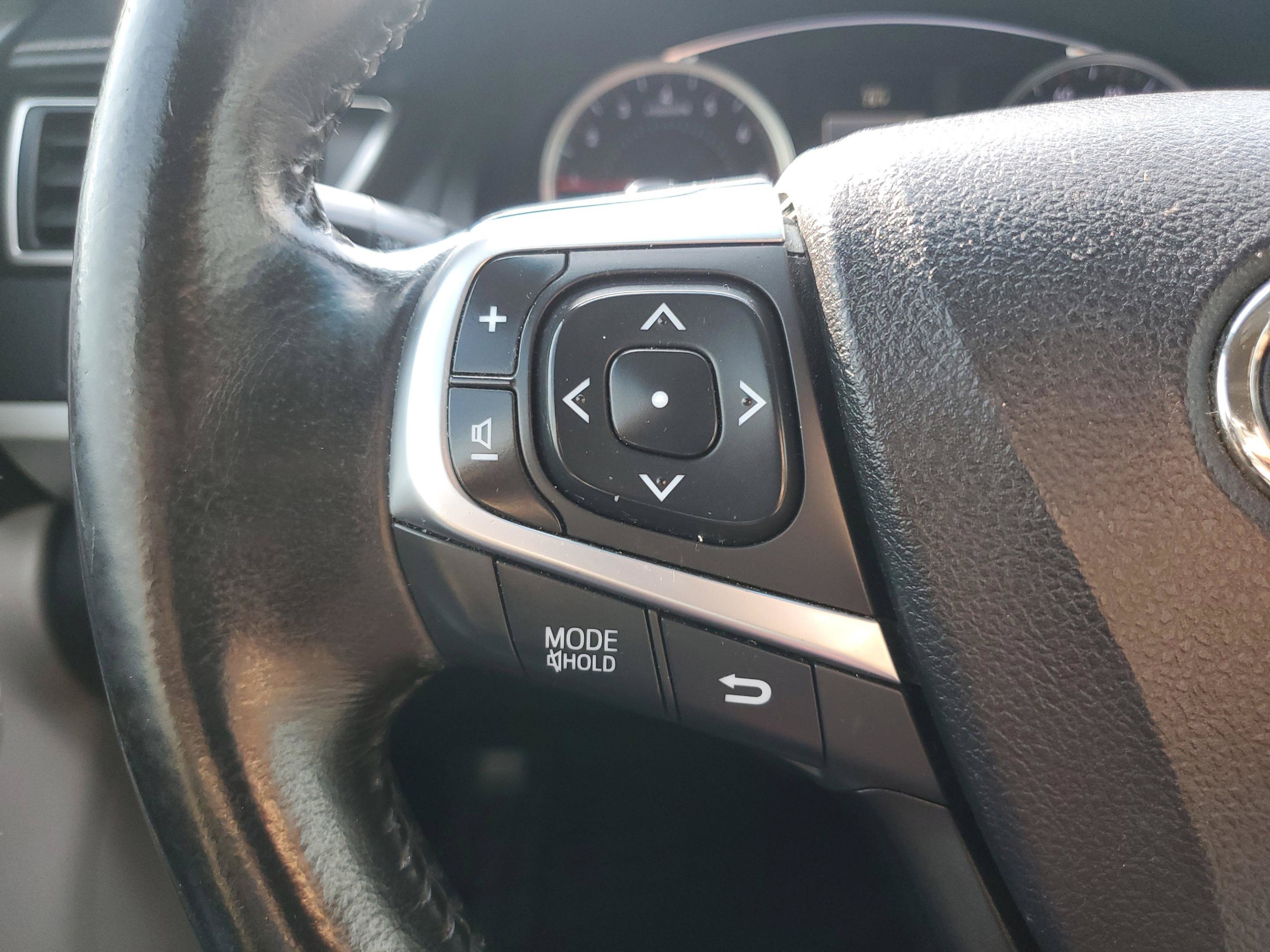 Used 2015 Toyota Camry SE FWD image 19