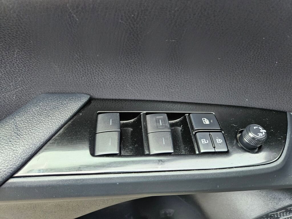 Used 2020 Toyota Prius XLE image 19