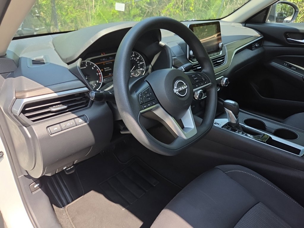 Used 2025 Nissan Altima 2.5 SV FWD image 18
