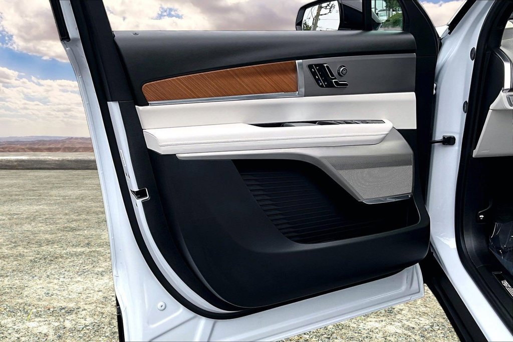Used 2027 Cadillac Vistiq Luxury w/ LPO, Floor Liner Package AWD/4WD image 20