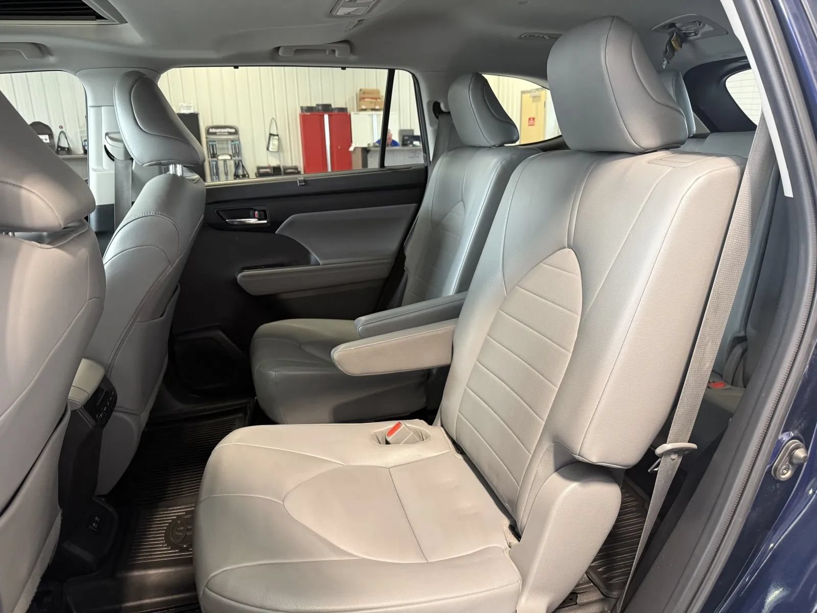 Used 2021 Toyota Highlander XLE AWD/4WD image 15