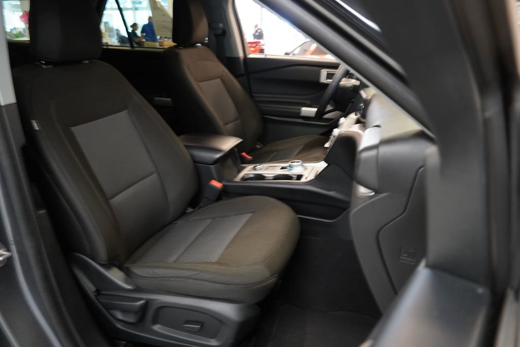 Used 2023 Ford Explorer XLT AWD/4WD image 34