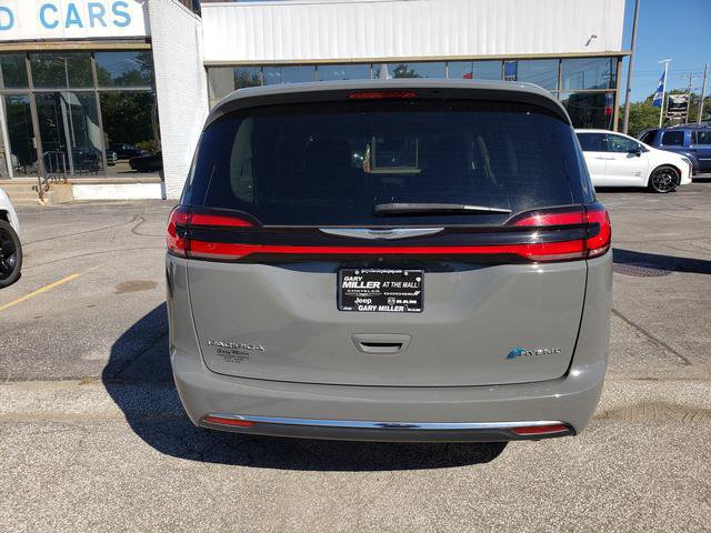 Used 2022 Chrysler Pacifica Touring-L FWD image 4