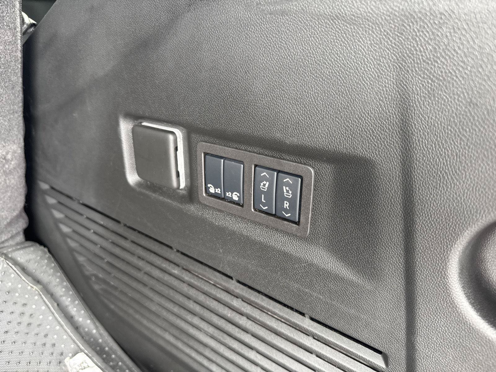 Used 2025 GMC Yukon Denali AWD/4WD image 14