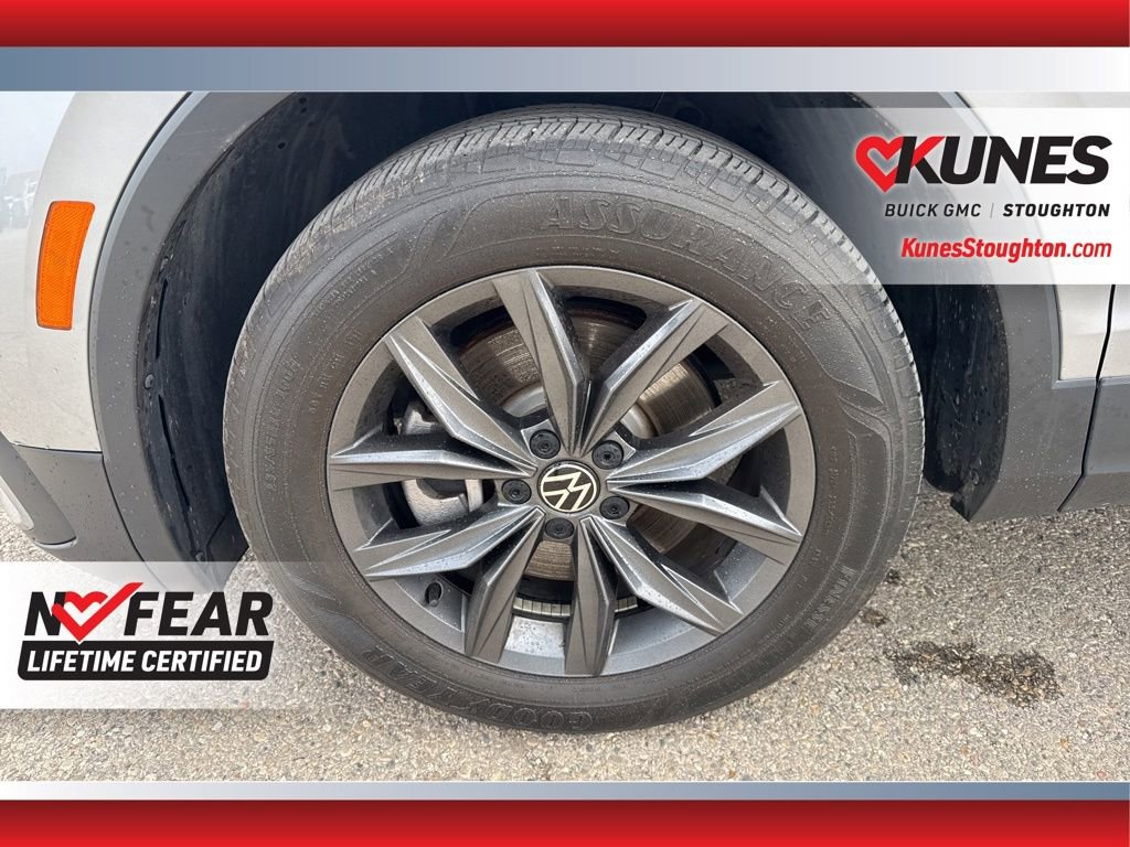 Used 2022 Volkswagen Tiguan SE w/ Panoramic Sunroof Package image 16