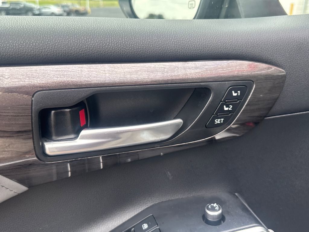Used 2021 Toyota Highlander Limited AWD/4WD image 8