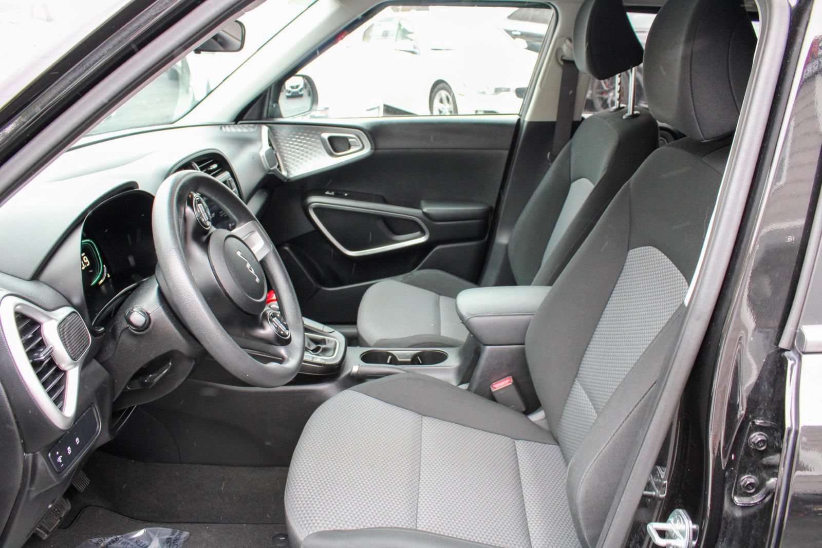 Used 2023 Kia Soul LX w/ LX Technology Package FWD image 9