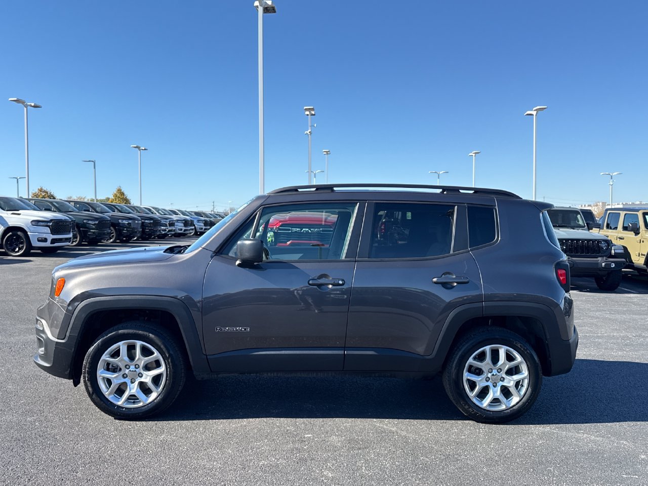 Used 2016 Jeep Renegade Latitude AWD/4WD image 6