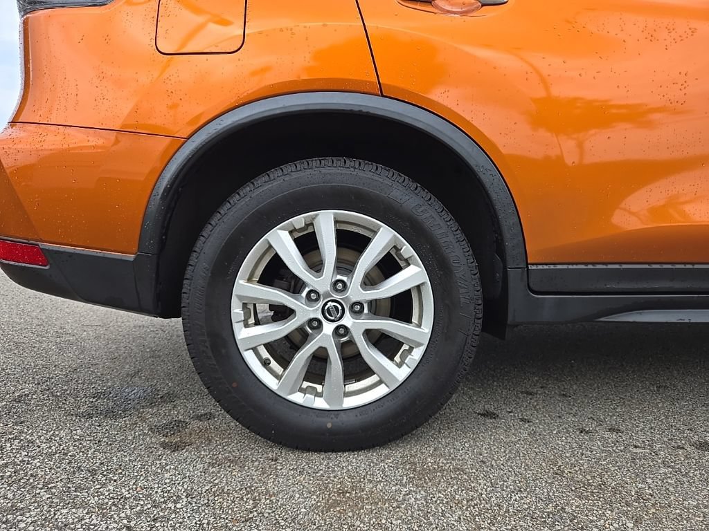 Used 2017 Nissan Rogue SV AWD/4WD image 13