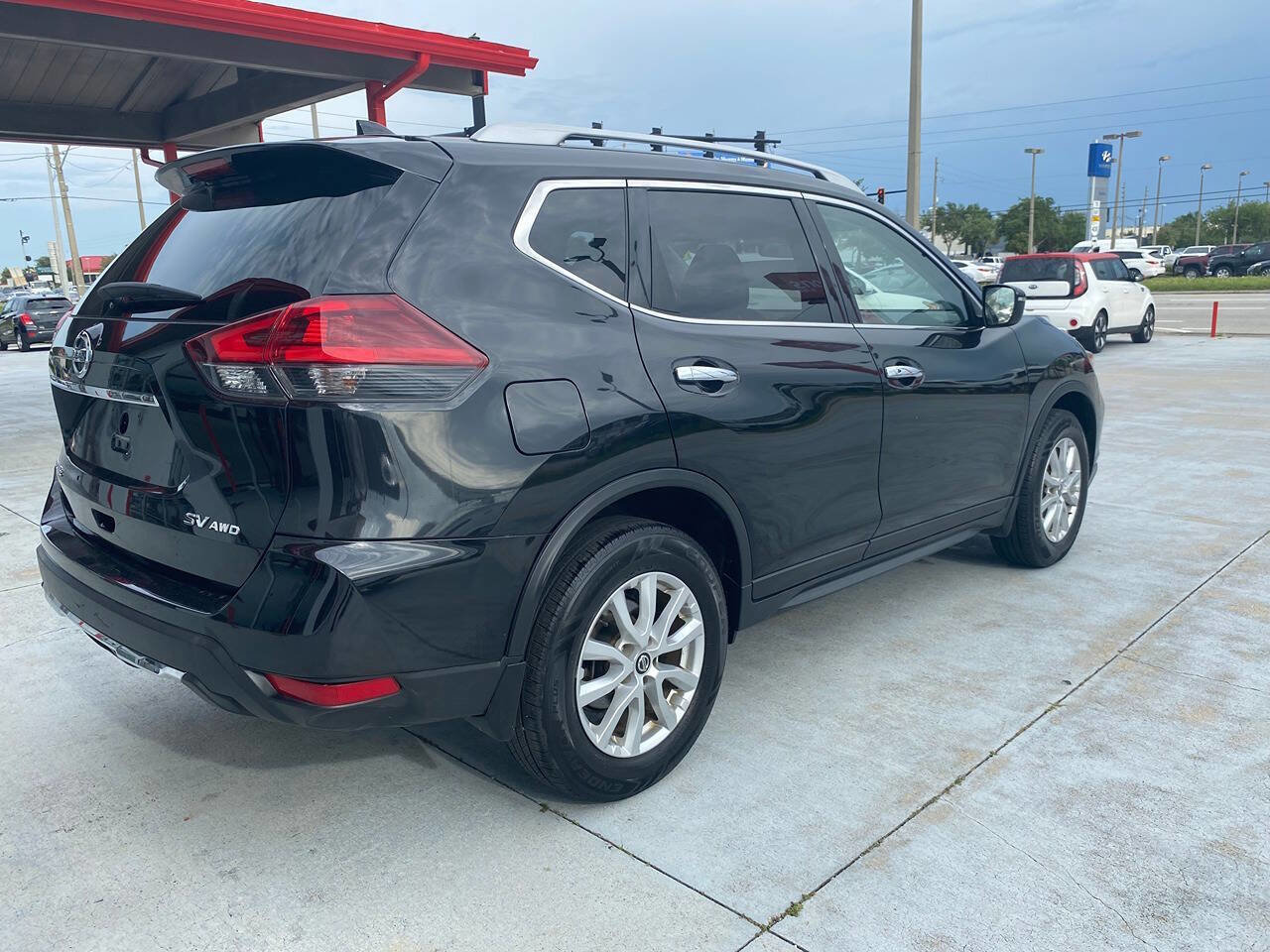 Used 2018 Nissan Rogue SV AWD/4WD image 4