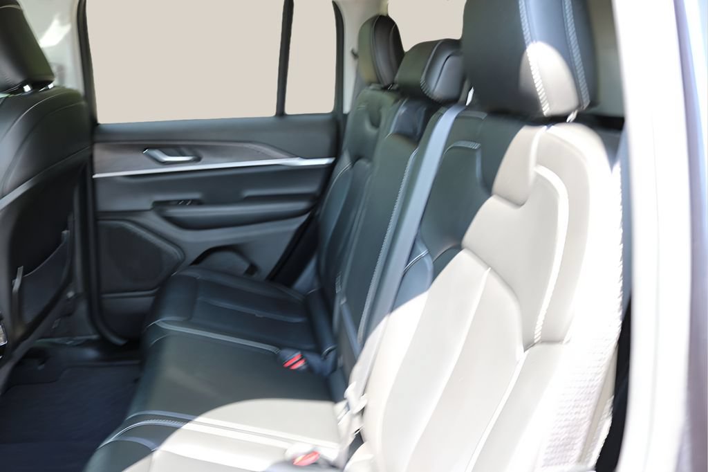 Used 2024 Jeep Grand Cherokee Limited RWD image 16