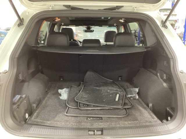 Certified 2023 Volkswagen Tiguan SE R-Line image 11