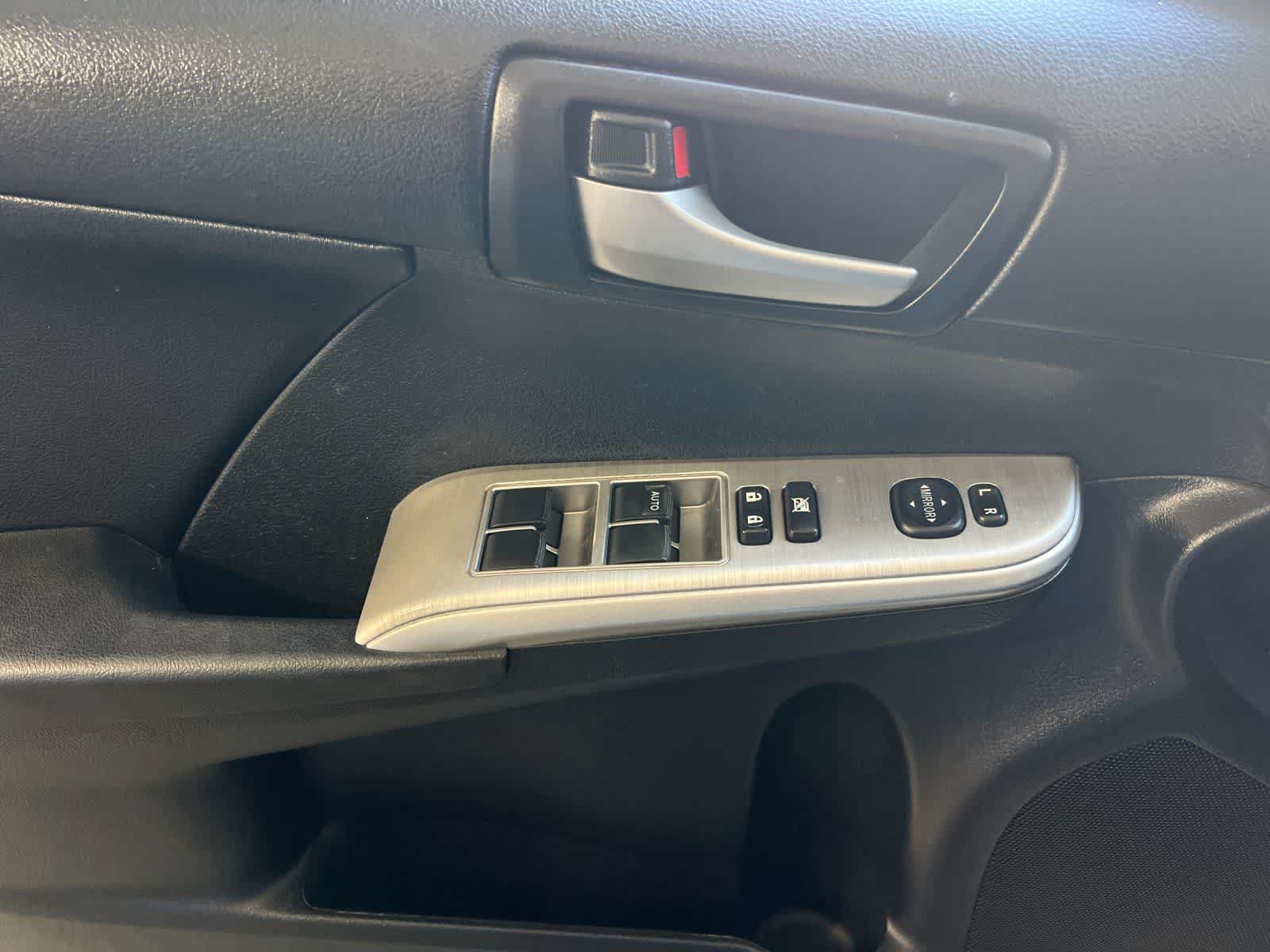 Used 2013 Toyota Camry SE FWD image 13