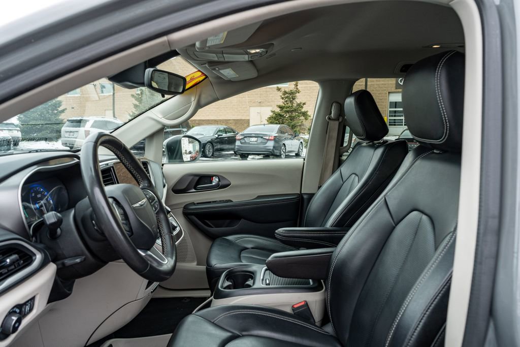 Used 2023 Chrysler Pacifica Touring-L image 33