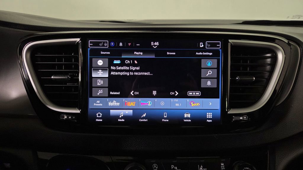 Used 2025 Chrysler Pacifica Select image 25