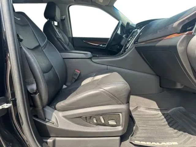 Used 2019 Cadillac Escalade Premium Luxury w/ Escalade Sport Edition AWD/4WD image 13