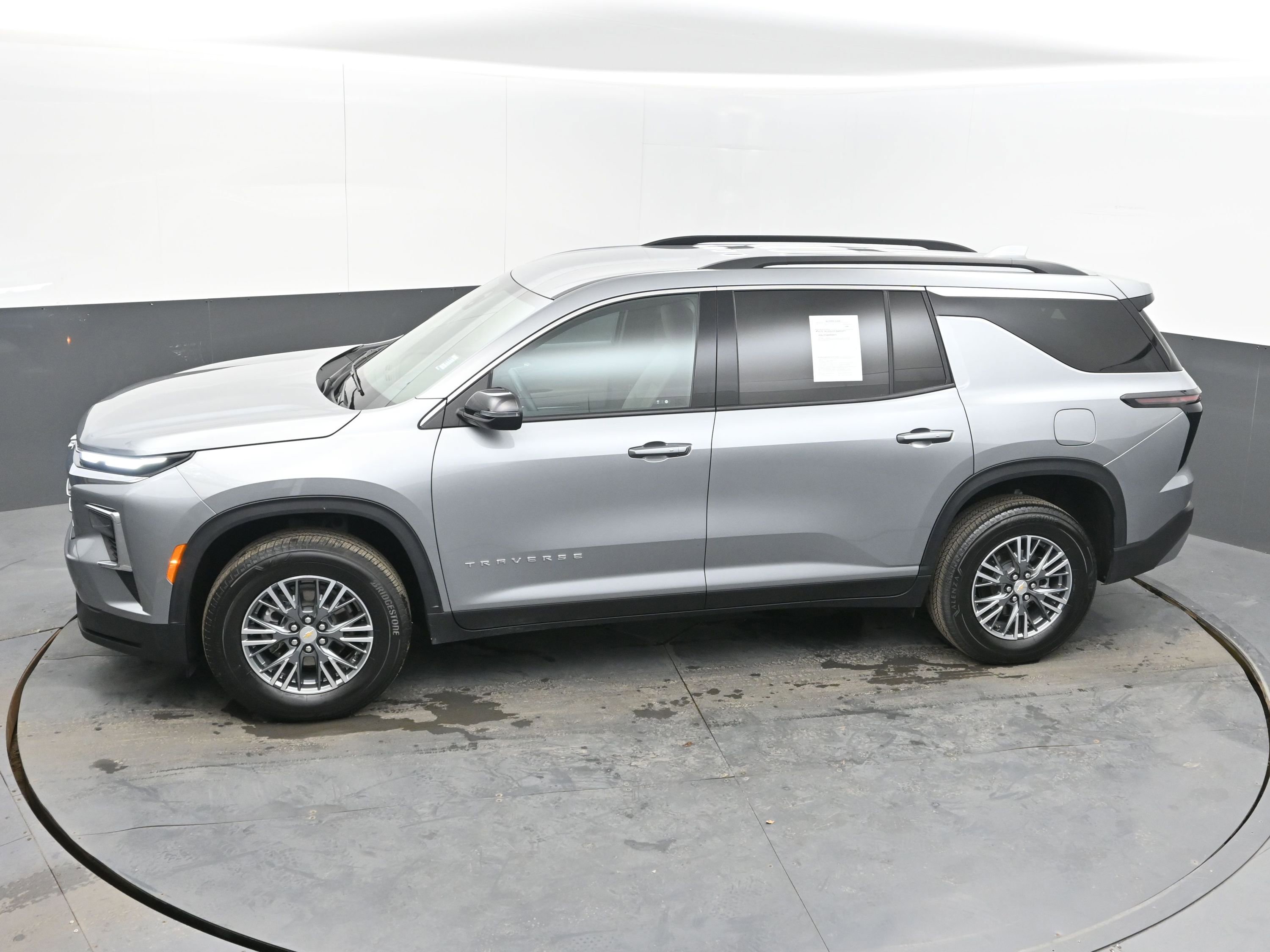 Used 2025 Chevrolet Traverse LT image 34