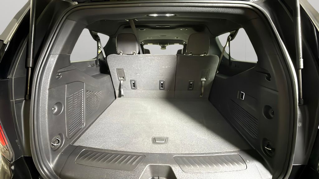 Certified 2025 Chevrolet Suburban LS image 32