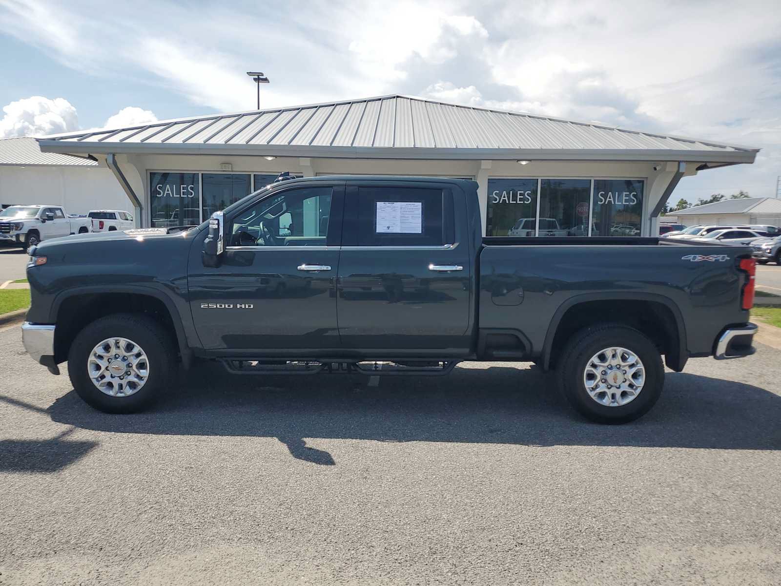 Used 2025 Chevrolet Silverado 2500 LTZ w/ LTZ Convenience Package AWD/4WD image 2
