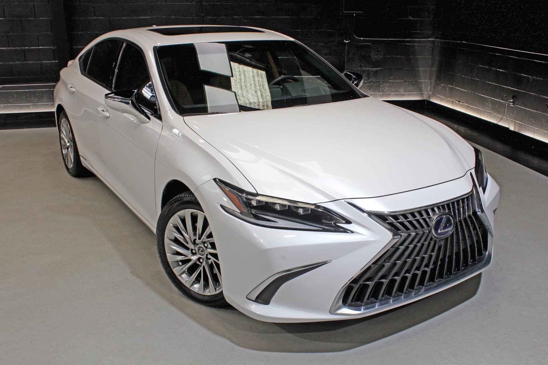 Used 2022 Lexus ES 300h Ultra Luxury w/ Accessory Package 2 FWD image 8