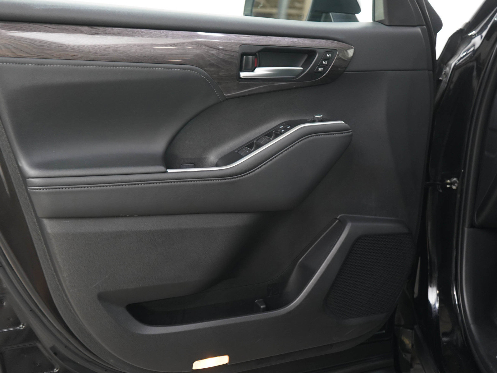 Used 2025 Toyota Highlander Platinum AWD/4WD image 19