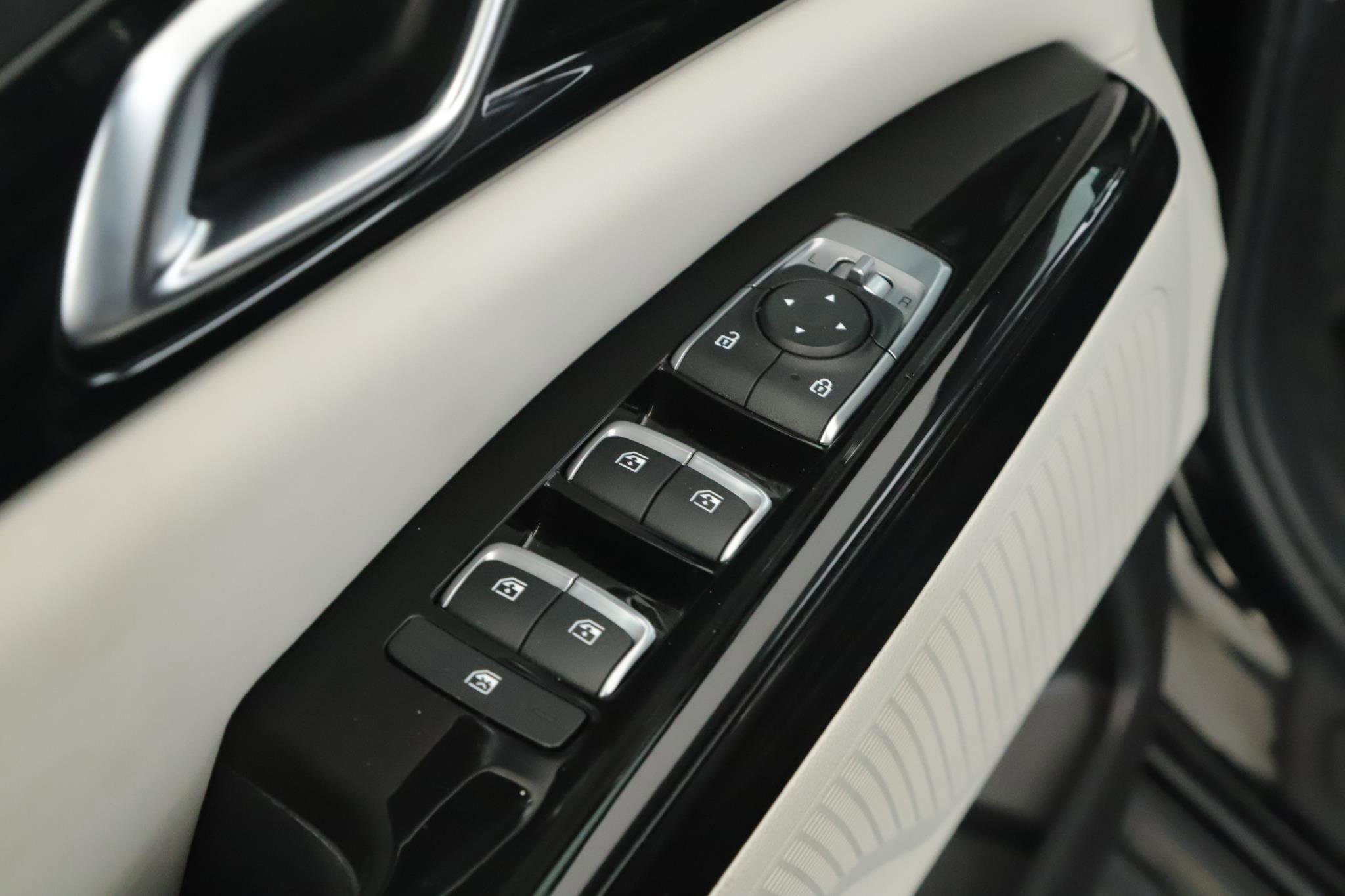 Used 2023 Kia Carnival EX FWD image 7