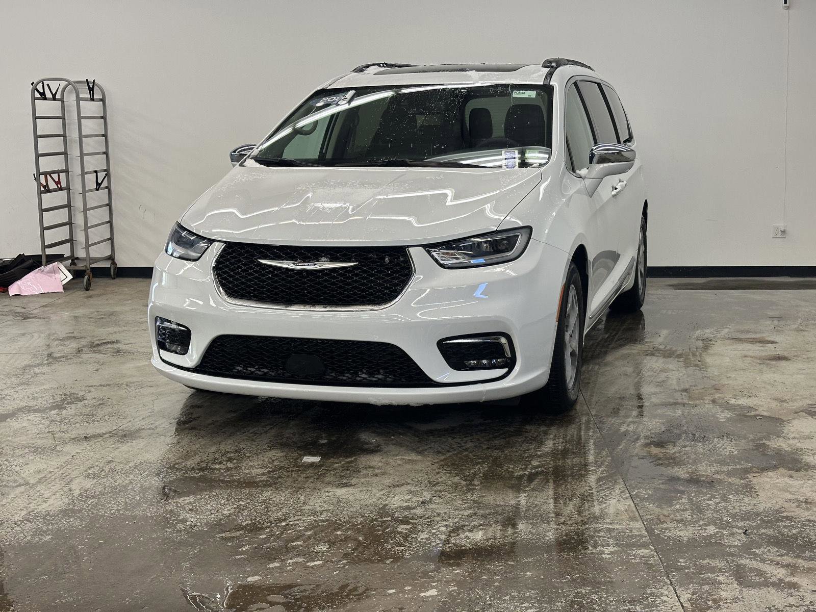 Used 2022 Chrysler Pacifica Limited image 5