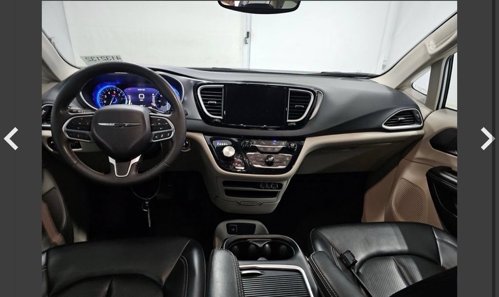 Used 2023 Chrysler Pacifica Touring-L FWD image 12