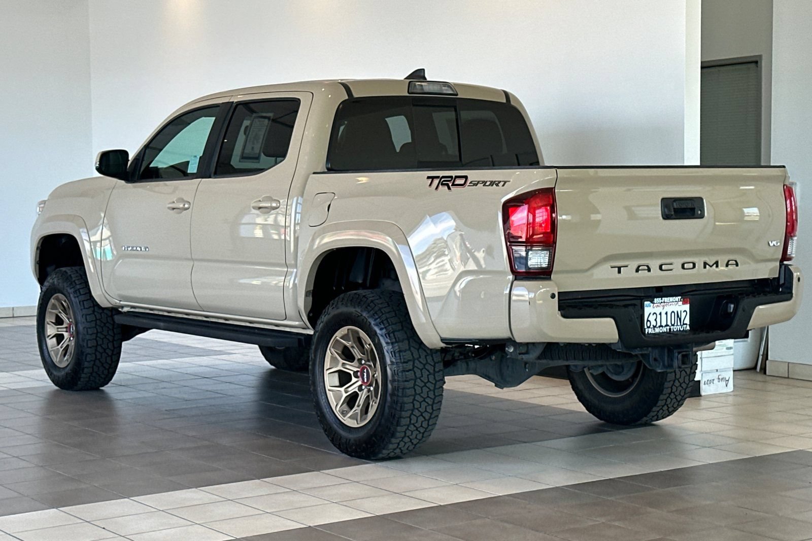 Used 2018 Toyota Tacoma TRD Sport w/ TRD Premium Sport Package RWD image 6