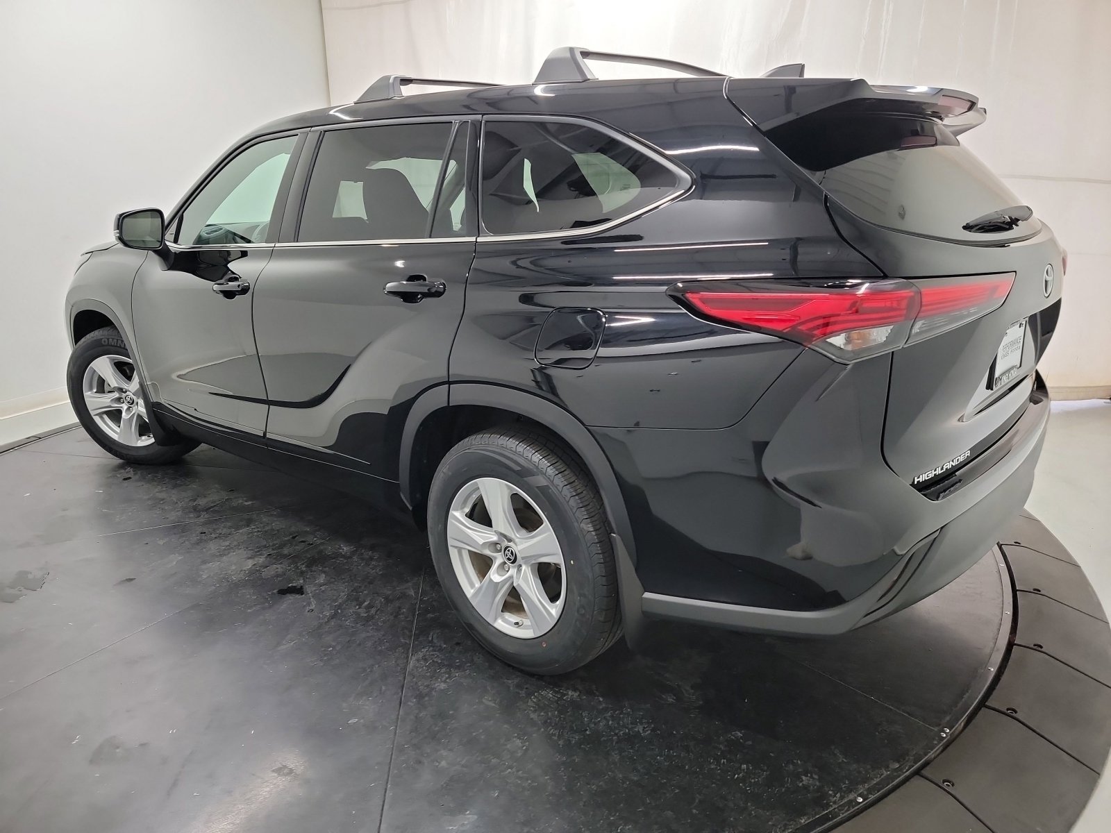 Used 2022 Toyota Highlander L AWD/4WD image 6