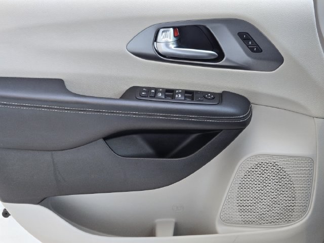 Used 2024 Chrysler Pacifica Touring-L FWD image 23
