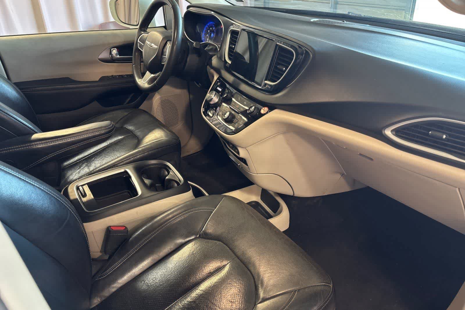 Used 2022 Chrysler Pacifica Touring-L FWD image 19