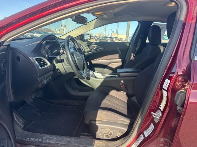 Used 2015 Chrysler 200 Limited w/ Convenience Group image 2