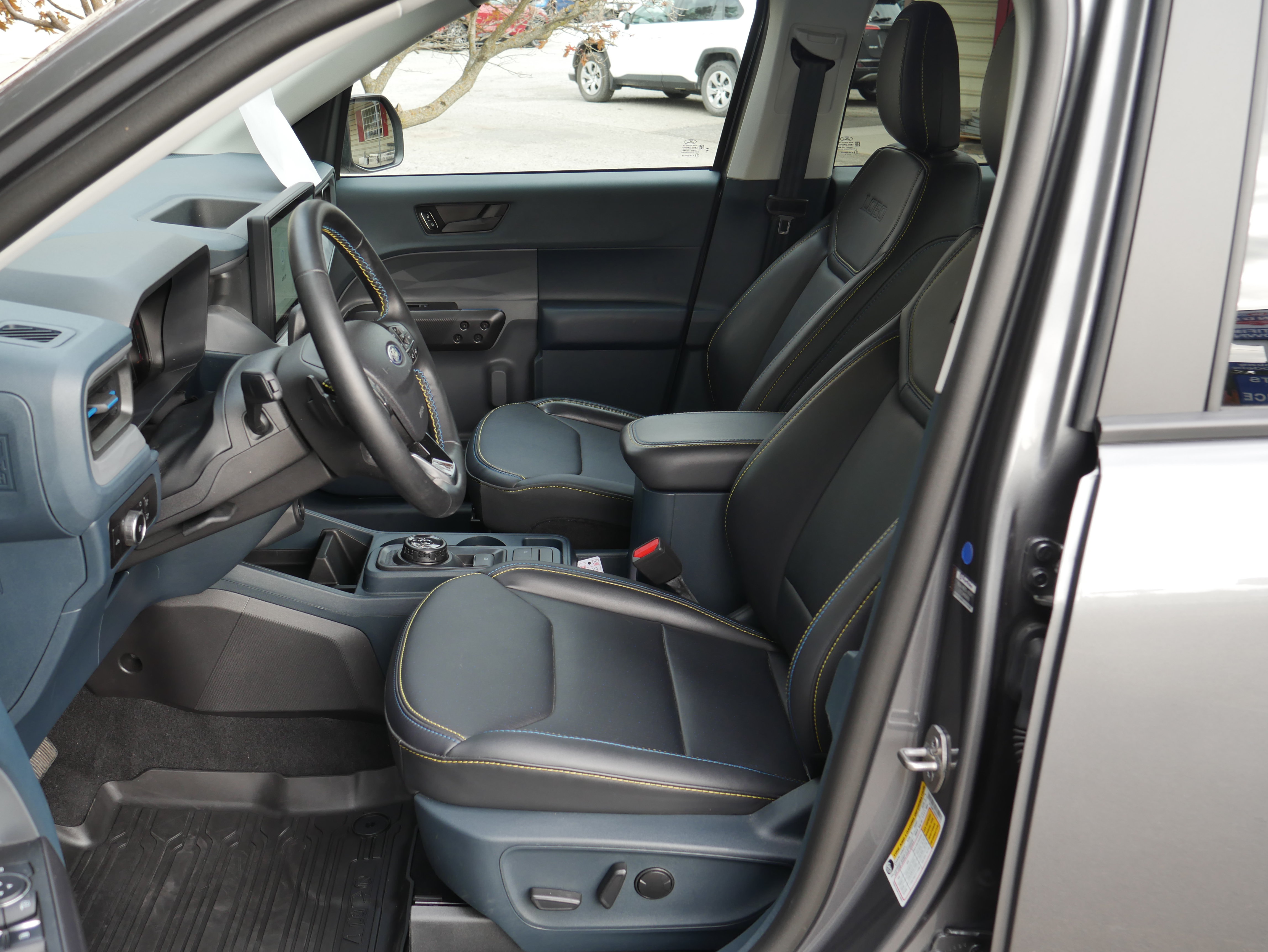 Used 2025 Ford Maverick Lobo AWD/4WD image 3