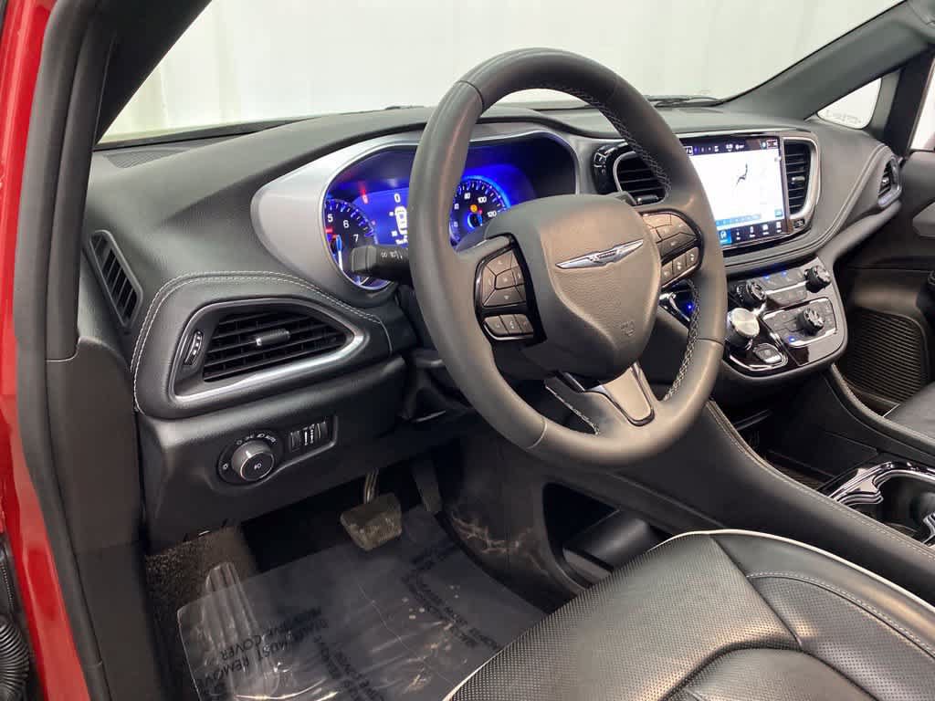 Used 2025 Chrysler Pacifica Limited FWD image 2
