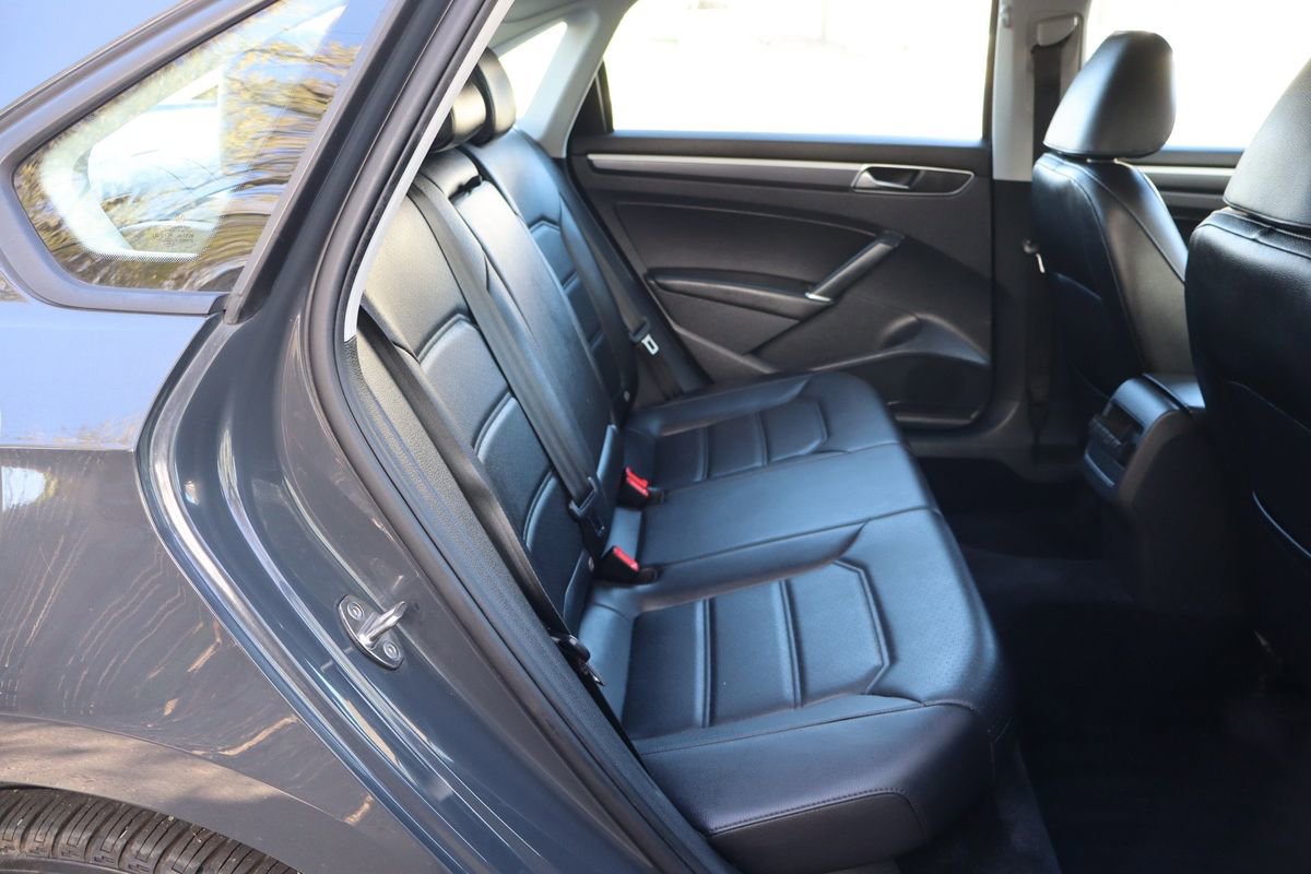 Used 2018 Volkswagen Passat 2.0T R-Line image 21