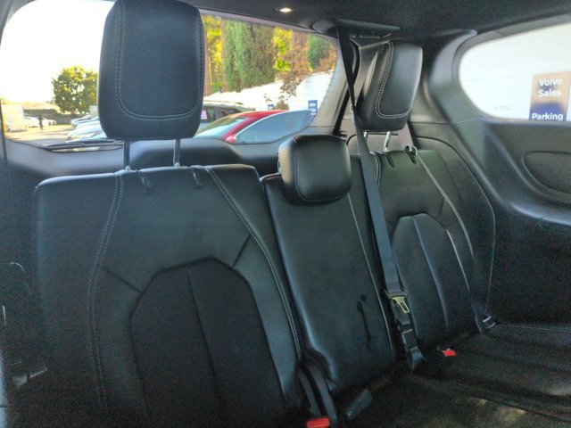 Used 2025 Chrysler Pacifica Select image 18