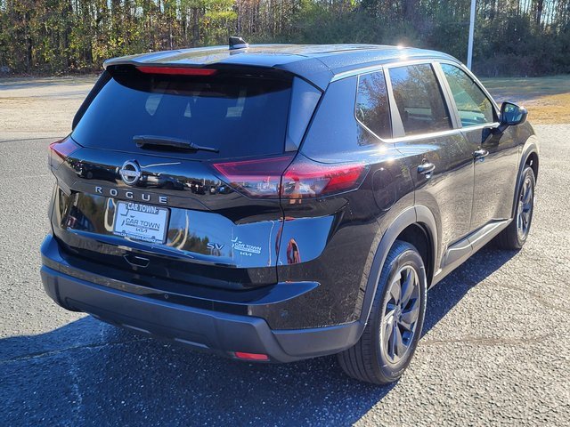 Used 2024 Nissan Rogue SV image 2