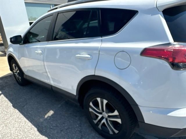 Used 2018 Toyota RAV4 LE AWD/4WD image 5